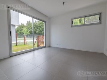 Casa sobre lote al río con 5 dormitorios en venta   San Juan - Villanueva