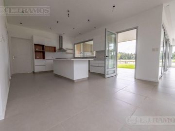 Casa sobre lote al río con 5 dormitorios en venta   San Juan - Villanueva