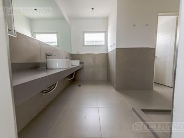 Casa sobre lote al río con 5 dormitorios en venta   San Juan - Villanueva