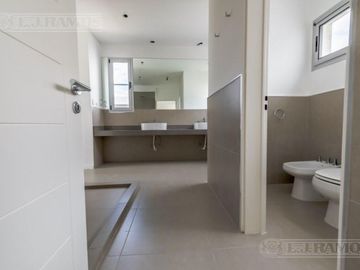 Casa sobre lote al río con 5 dormitorios en venta   San Juan - Villanueva
