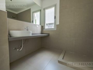 Casa sobre lote al río con 5 dormitorios en venta   San Juan - Villanueva