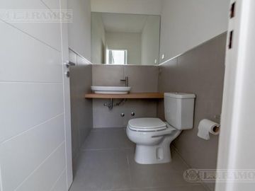 Casa sobre lote al río con 5 dormitorios en venta   San Juan - Villanueva