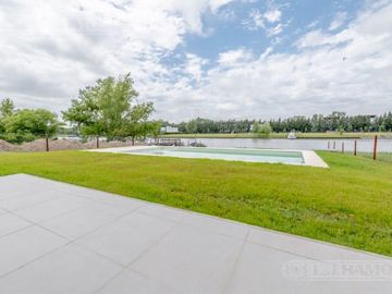 Casa sobre lote al río con 5 dormitorios en venta   San Juan - Villanueva