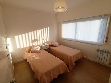 Venta tres ambientes al frente con balcón saliente, Centro Mar del Plata