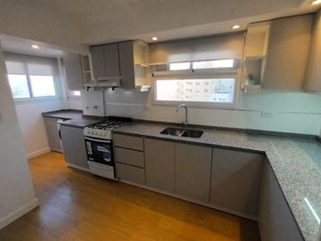 Venta tres ambientes al frente con balcón saliente, Centro Mar del Plata