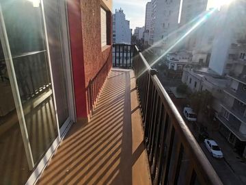 Venta tres ambientes al frente con balcón saliente, Centro Mar del Plata