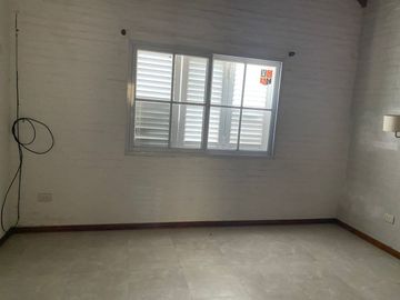 CASA 6 AMBIENTES EN VENTA EN CAMPOS DE ECHEVERRIA