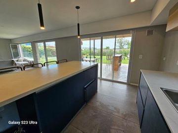VENTA CASA DIVINA 6 AMB, PILETA, EN SAN MATÍAS