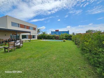VENTA CASA DIVINA 6 AMB, PILETA, EN SAN MATÍAS