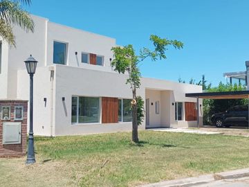 VENTA CASA DIVINA 6 AMB, PILETA, EN SAN MATÍAS