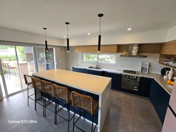 VENTA CASA DIVINA 6 AMB, PILETA, EN SAN MATÍAS