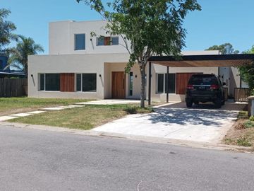 VENTA CASA DIVINA 6 AMB, PILETA, EN SAN MATÍAS