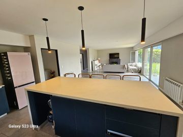 VENTA CASA DIVINA 6 AMB, PILETA, EN SAN MATÍAS