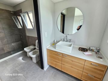 VENTA CASA DIVINA 6 AMB, PILETA, EN SAN MATÍAS