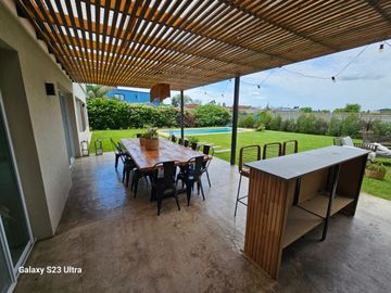 VENTA CASA DIVINA 6 AMB, PILETA, EN SAN MATÍAS