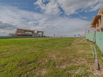 Lote a la laguna en venta  en Los Puentes - Nordelta