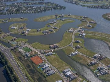 Lote a la laguna en venta  en Los Puentes - Nordelta