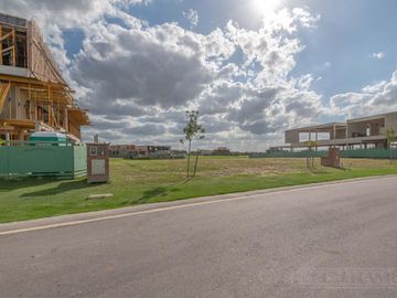 Lote a la laguna en venta  en Los Puentes - Nordelta