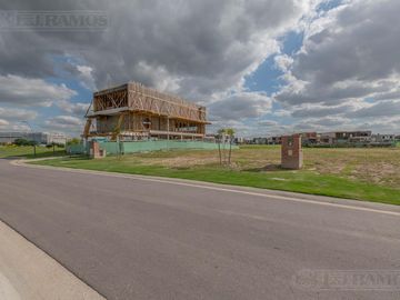 Lote a la laguna en venta  en Los Puentes - Nordelta