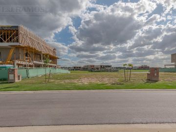 Lote a la laguna en venta  en Los Puentes - Nordelta