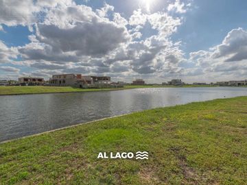 Lote a la laguna en venta  en Los Puentes - Nordelta