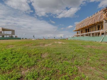 Lote a la laguna en venta  en Los Puentes - Nordelta