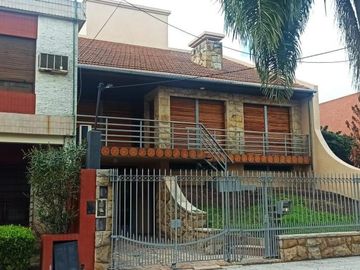 Casa en venta - 4 Dormitorios 3 Baños - Ramos Mejía