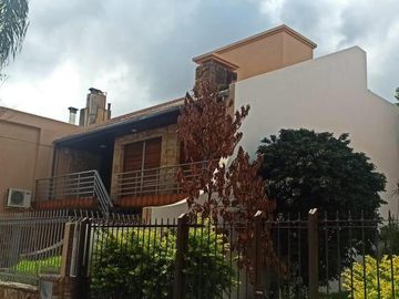 Casa en venta - 4 Dormitorios 3 Baños - Ramos Mejía