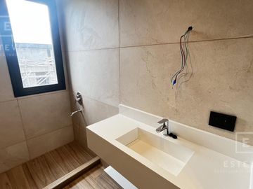 Casa a la laguna en venta, 5 dormitorios, dependencia, Barrio Cerrado PUERTOS, Escobar