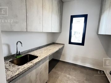 Casa a la laguna en venta, 5 dormitorios, dependencia, Barrio Cerrado PUERTOS, Escobar