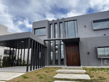 Casa a la laguna en venta, 5 dormitorios, dependencia, Barrio Cerrado PUERTOS, Escobar