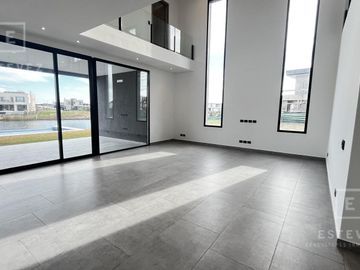 Casa a la laguna en venta, 5 dormitorios, dependencia, Barrio Cerrado PUERTOS, Escobar