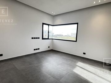 Casa a la laguna en venta, 5 dormitorios, dependencia, Barrio Cerrado PUERTOS, Escobar