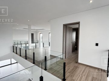 Casa a la laguna en venta, 5 dormitorios, dependencia, Barrio Cerrado PUERTOS, Escobar