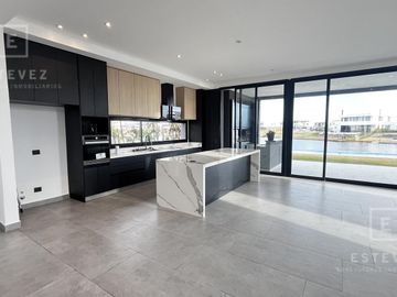 Casa a la laguna en venta, 5 dormitorios, dependencia, Barrio Cerrado PUERTOS, Escobar