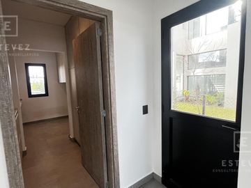 Casa a la laguna en venta, 5 dormitorios, dependencia, Barrio Cerrado PUERTOS, Escobar