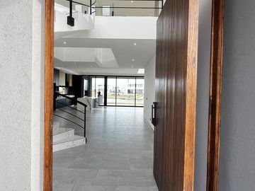 Casa a la laguna en venta, 5 dormitorios, dependencia, Barrio Cerrado PUERTOS, Escobar