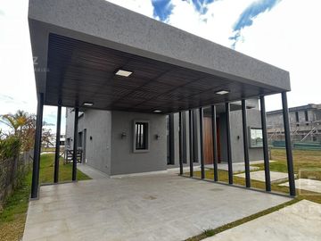 Casa a la laguna en venta, 5 dormitorios, dependencia, Barrio Cerrado PUERTOS, Escobar