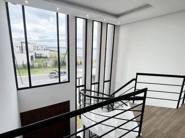 Casa a la laguna en venta, 5 dormitorios, dependencia, Barrio Cerrado PUERTOS, Escobar