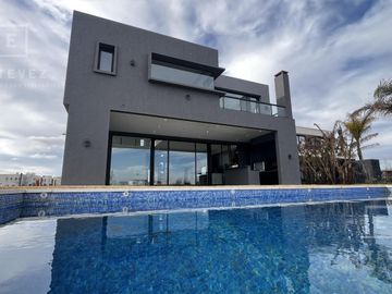 Casa a la laguna en venta, 5 dormitorios, dependencia, Barrio Cerrado PUERTOS, Escobar
