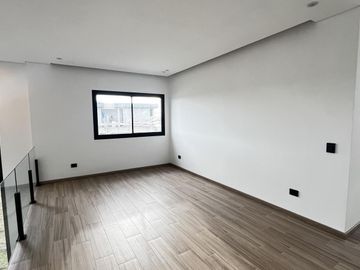 Casa a la laguna en venta, 5 dormitorios, dependencia, Barrio Cerrado PUERTOS, Escobar