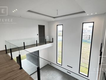Casa a la laguna en venta, 5 dormitorios, dependencia, Barrio Cerrado PUERTOS, Escobar