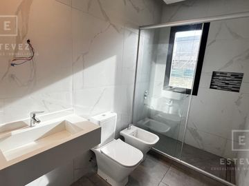 Casa a la laguna en venta, 5 dormitorios, dependencia, Barrio Cerrado PUERTOS, Escobar