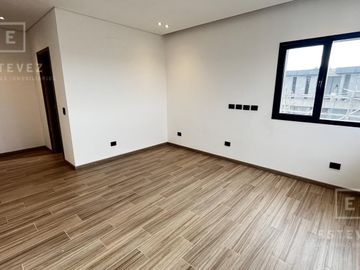 Casa a la laguna en venta, 5 dormitorios, dependencia, Barrio Cerrado PUERTOS, Escobar