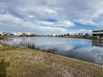 Casa a la laguna en venta, 5 dormitorios, dependencia, Barrio Cerrado PUERTOS, Escobar