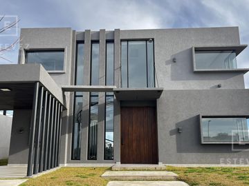 Casa a la laguna en venta, 5 dormitorios, dependencia, Barrio Cerrado PUERTOS, Escobar
