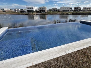 Casa a la laguna en venta, 5 dormitorios, dependencia, Barrio Cerrado PUERTOS, Escobar