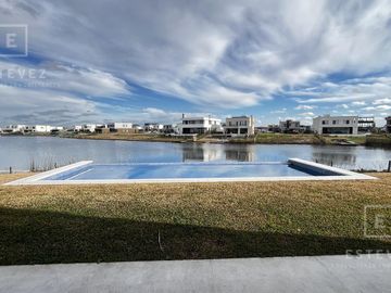 Casa a la laguna en venta, 5 dormitorios, dependencia, Barrio Cerrado PUERTOS, Escobar