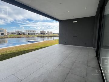 Casa a la laguna en venta, 5 dormitorios, dependencia, Barrio Cerrado PUERTOS, Escobar