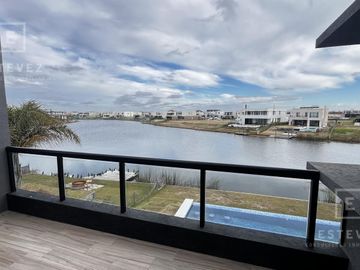 Casa a la laguna en venta, 5 dormitorios, dependencia, Barrio Cerrado PUERTOS, Escobar